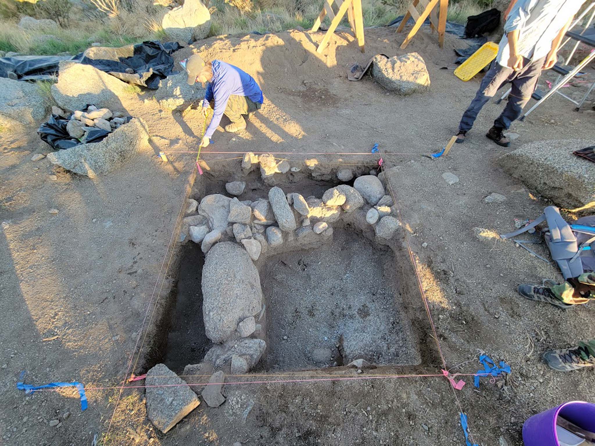 Excavation unit containing two walls